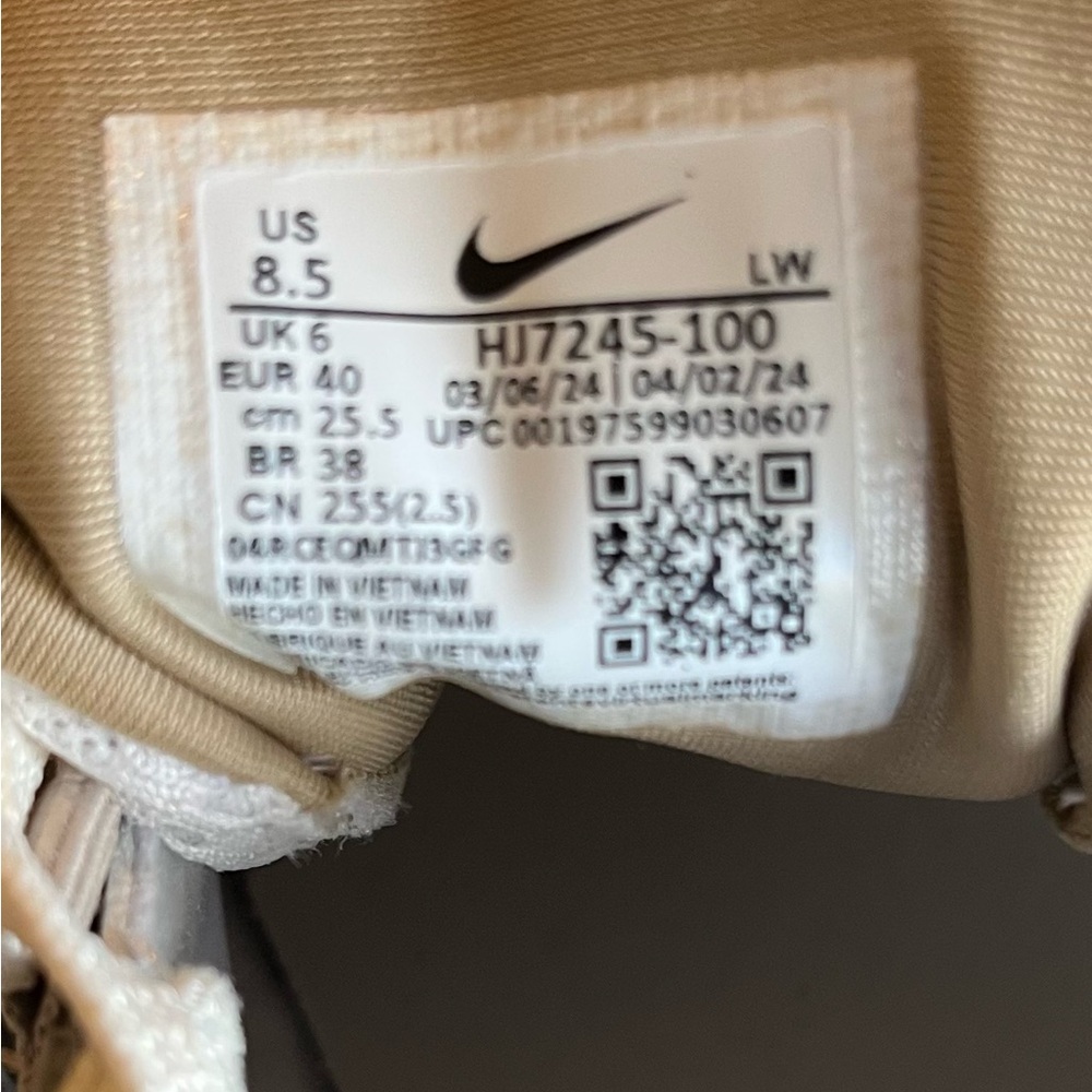 Nike V2K Run
Khaki Metallic Silver (Women's) - Picture 3 of 4